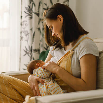 mom nursing baby