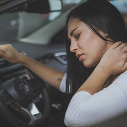 woman-sitting-in-car-with-neck-pain-sq